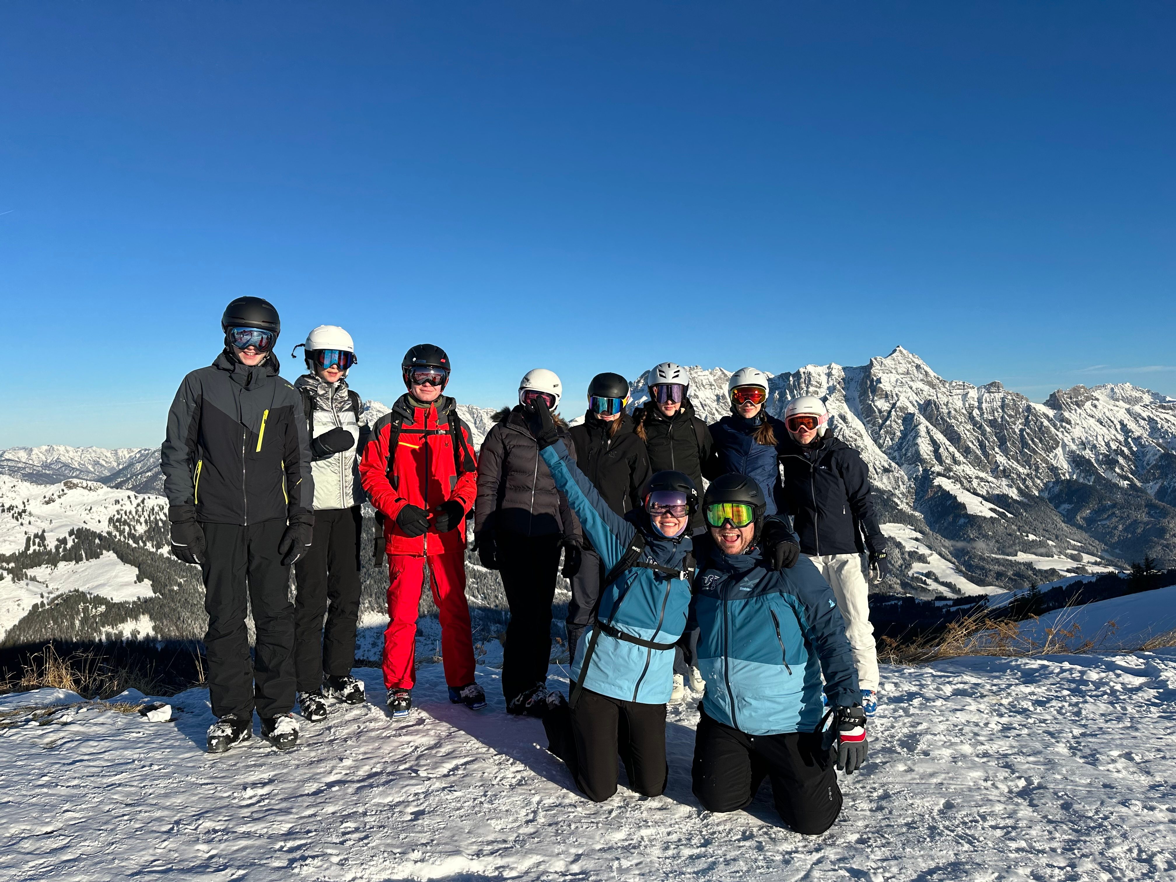 große Gruppe posiert für ein Foto im Schnee